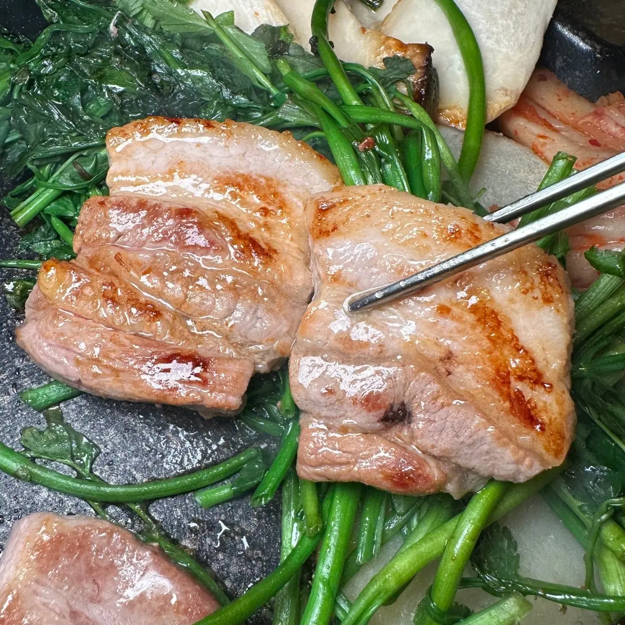 불판 위에서 구워지는 숙성 삼겹살 — Kim Sukseong Hongdae, aged-meat Korean BBQ at a Hongdae restaurant in Seoul (홍대 맛집)